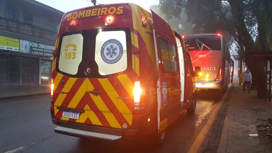Após frenagem brusca, passageira se desequilibra e sofre queda em ônibus coletivo