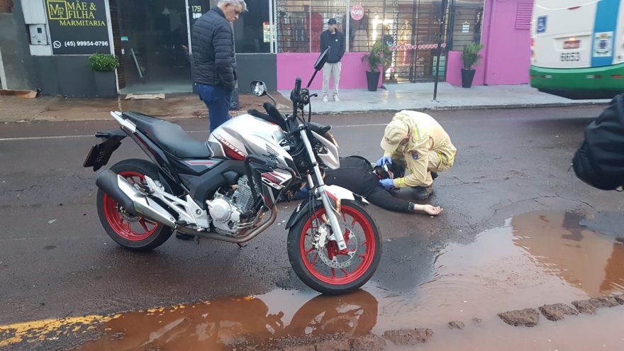 Estudante tem lesão grave após ser atropelado por moto no Parque Verde