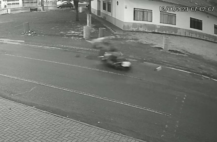 Impressionante: Vídeo mostra criança sendo atingida violentamente por moto