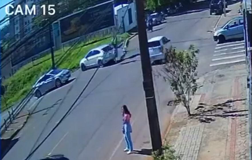 Vídeo mostra carro fazendo conversão à esquerda e batendo de frente com moto