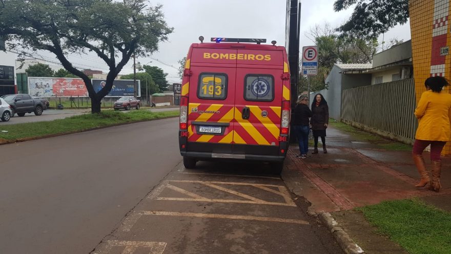 Jovem de 17 anos é socorrida após sofrer lesão física no Colégio Estadual Padre Carmelo Perrone