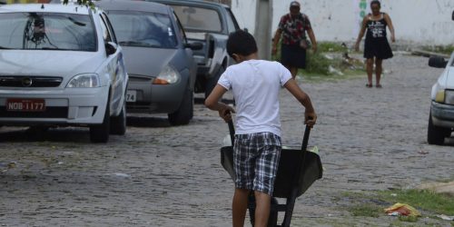 Imagem referente a De janeiro a abril, Brasil resgata 702 crianças do trabalho infantil