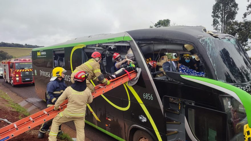 Acidente entre caminhão e ônibus na BR-277 deixa passageiros feridos