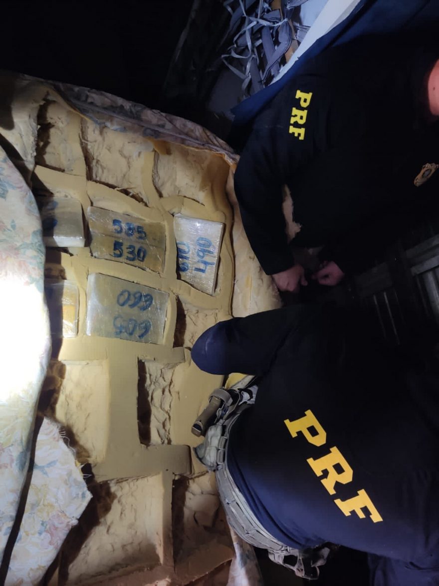 PRF apreende maconha dentro de móveis em caminhão de mudança em Santa Terezinha de Itaipu