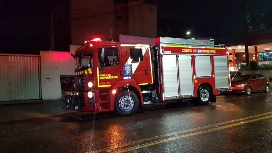 Bombeiros são acionados para retirar homem que ficou preso em elevador