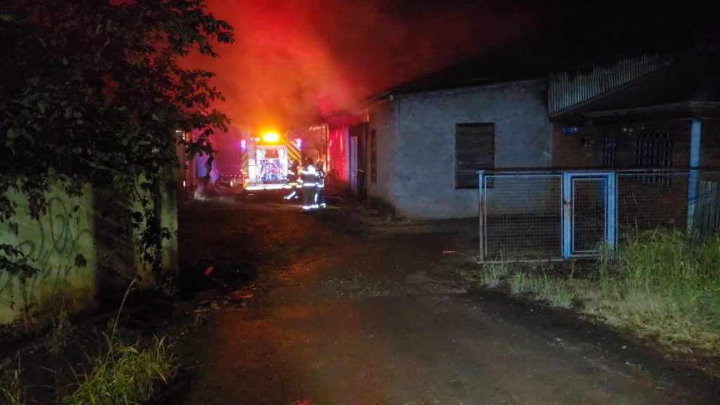 Incêndio de grande proporção atinge depósito de carvão no bairro Nova Cidade Incêndio de grande proporção atinge depósito de carvão no bairro Nova Cidade
