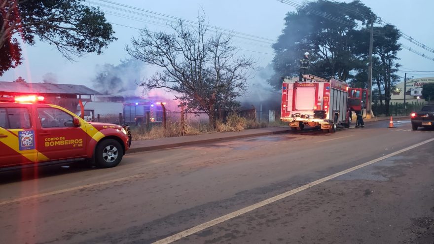 Dia amanhece e Bombeiros seguem combatendo incêndio em fábrica de carvão no Nova Cidade