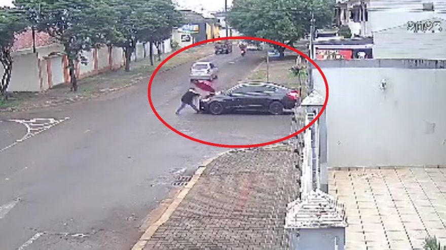 Câmera flagra idosa sendo atropelada no bairro Coqueiral