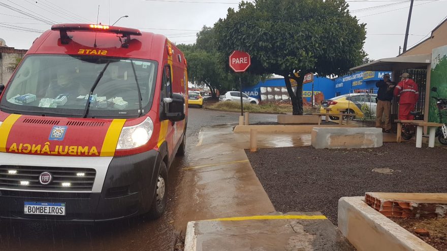 Mulher é atendida pelo Siate após acidente entre moto elétrica e Sandero no Floresta