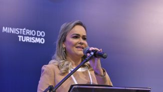 Lula mantém ministra do Turismo no cargo