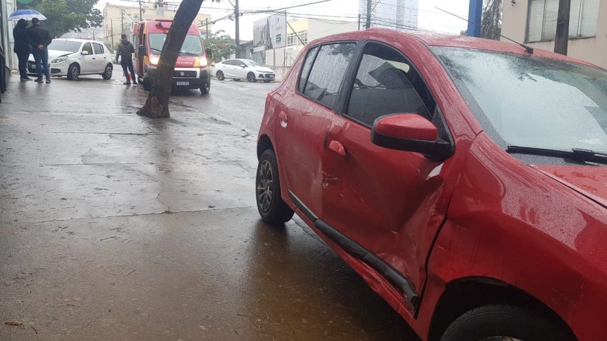 Colisão entre veículos Sandero deixa mulher ferida no Centro