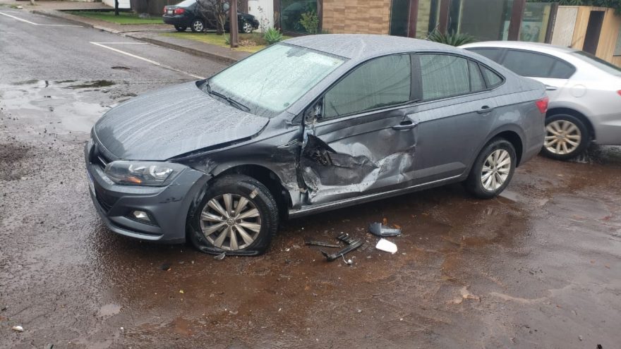 Virtus fica destruído após colisão com caminhão no Santo Onofre