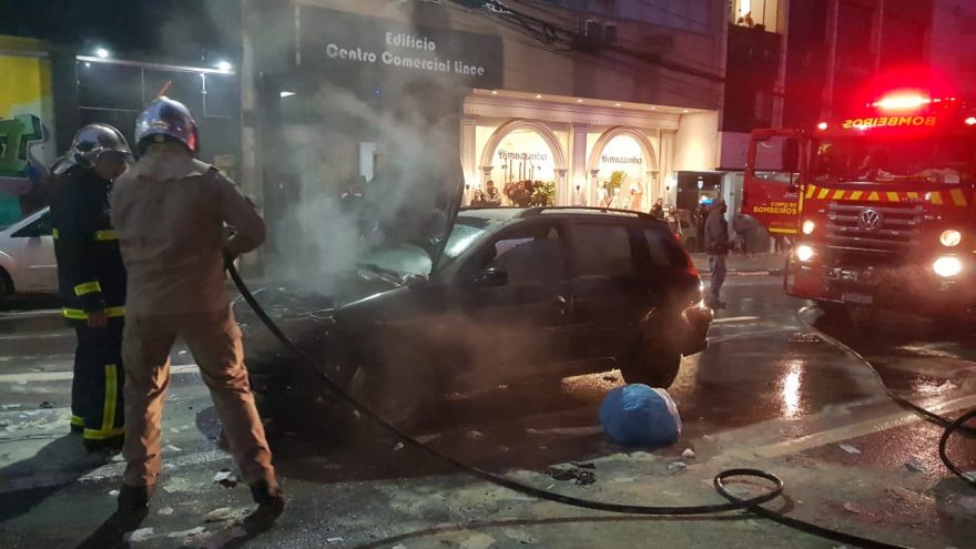 Incêndio consome motor de Peugeot no Centro de Cascavel