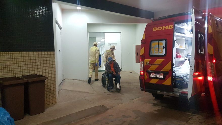 Homem sofre corte no pé com motosserra