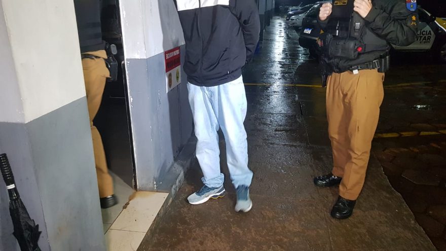 Homem é detido por receptação de veículo furtado e porte ilegal de arma de fogo no Barcelona