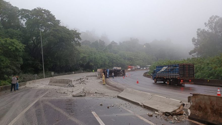 Tombamento de caminhão de cimento provoca interdição e fila na BR-277 entre Foz e Cascavel