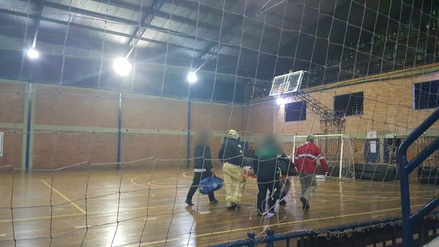 Adolescente lesiona tornozelo jogando bola em ginásio