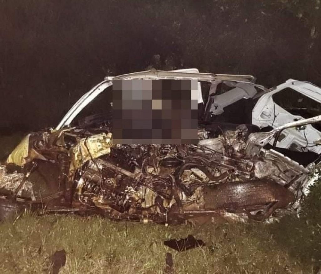 Duas pessoas morrem em colisão frontal entre veículo e ônibus de banda paranaense, na PR-280 Duas pessoas morrem em colisão frontal entre veículo e ônibus de banda paranaense, na PR-280