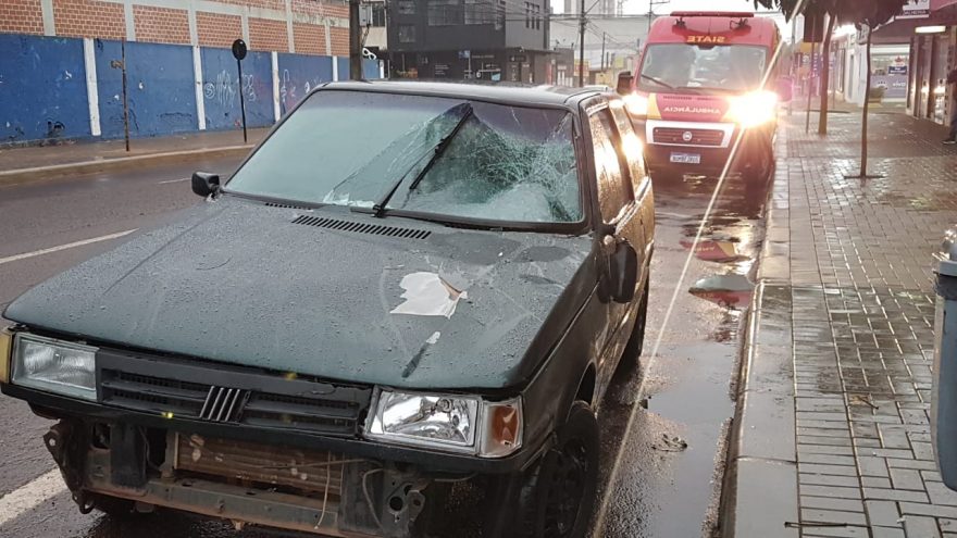 Criança é atropelada na Rua Rio Grande do Sul e frente de Uno fica destruída