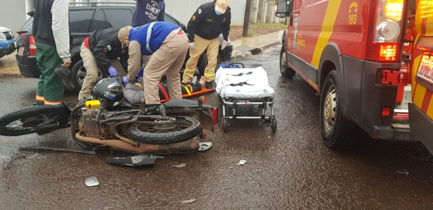 Motociclista fica ferido após colisão entre três veículos no São Cristóvão