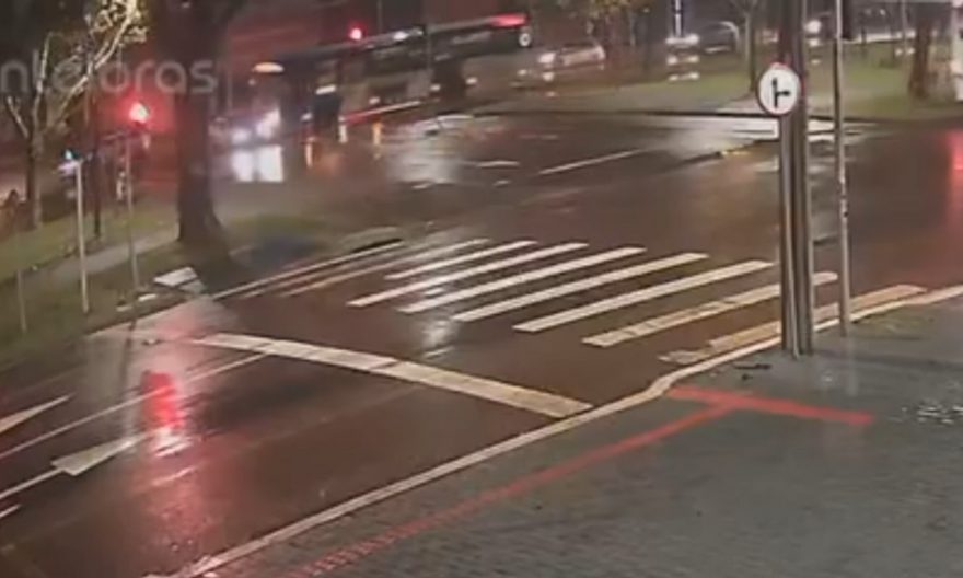 Vídeo mostra colisão entre carro e ônibus na Avenida Brasil