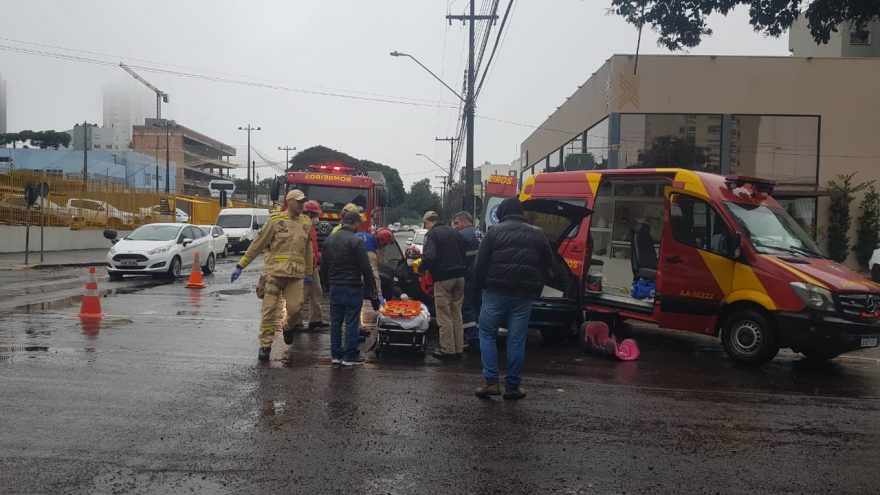 Três carros batem na Rua Sete de Setembro e gestante precisa ser socorrida