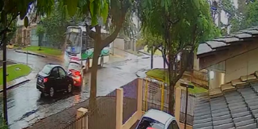 Câmera registra forte colisão entre ônibus e dois carros no Santa Cruz