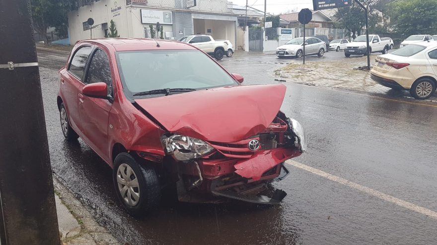 Etios e Cronos se envolvem em acidente no Parque São Paulo