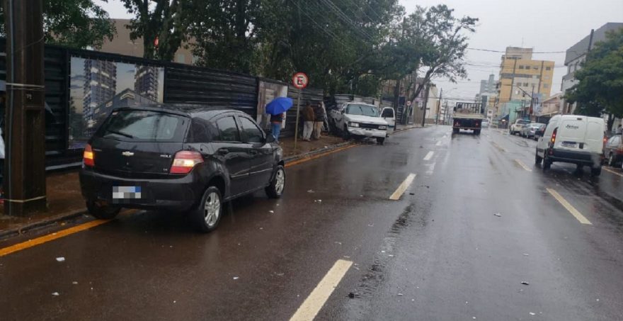 Forte colisão entre Agile e caminhonete é registrada no Centro