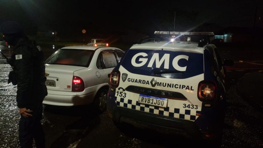 GM recupera Corsa após perseguição; suspeitos colidiram o carro e um foi preso