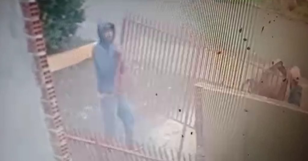 Homens furtam portão de obra e são flagrados por câmera