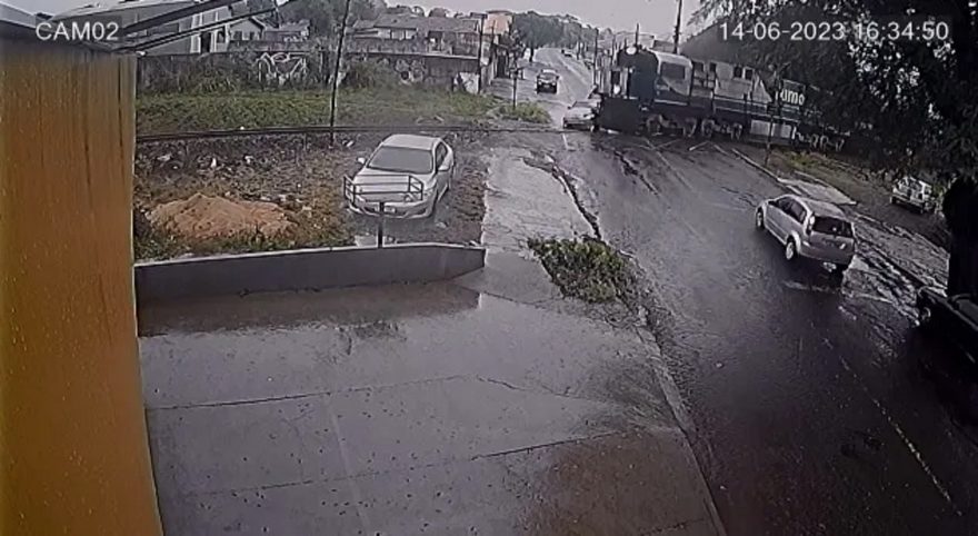 Câmera registra momento em que veículo é atingido por trem em Apucarana