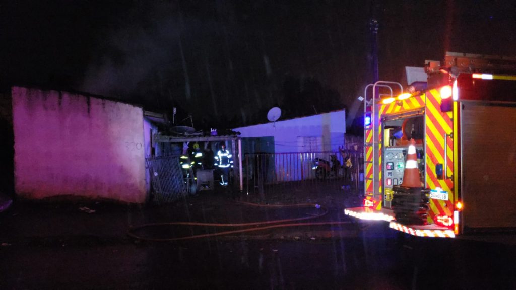 Bombeiros combatem foco de incêndio em residência no Jardim Tarumã Bombeiros combatem foco de incêndio em residência no Jardim Tarumã