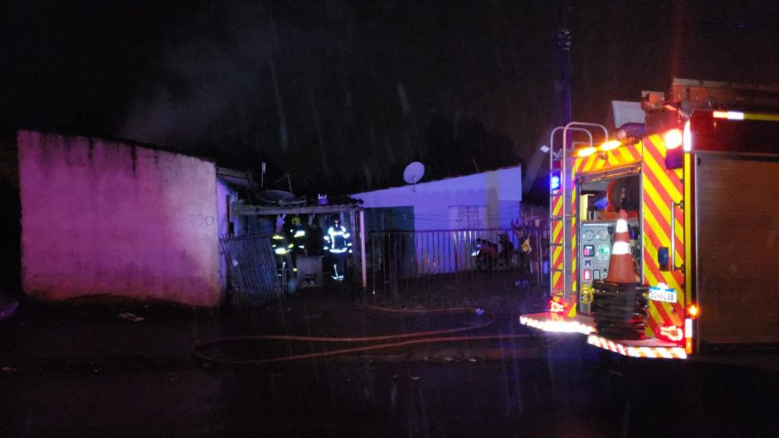 Bombeiros combatem foco de incêndio em residência no Jardim Tarumã
