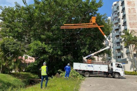 Matinhos: replantio de grama começa a dar nova aparência ao Canal da Avenida Paraná