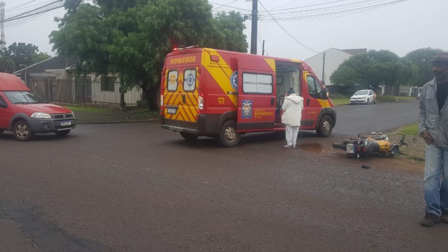 Jovem fica ferido após colisão entre carro e moto no Bairro Pacaembu