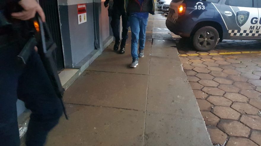 Homem é detido com maconha e crack no Floresta