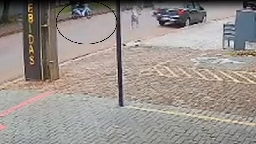 Câmera mostra furto de Honda Biz no Santa Felicidade
