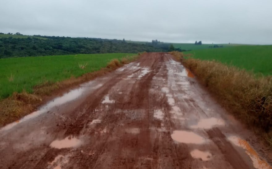 Moradores do Reassentamento Santa Bárbara aguardam cascalhamento de estradas desde 2020
