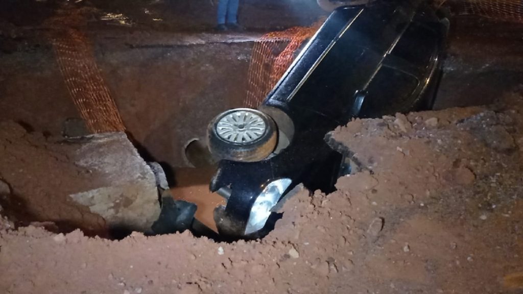 Vala aberta no meio da rua “engole” carro em Campo Mourão Vala aberta no meio da rua “engole” carro em Campo Mourão