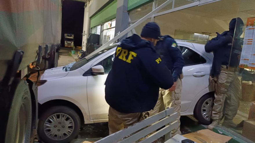 PRF apreende carregamento de drogas após condutor abandonar veículo em movimento
