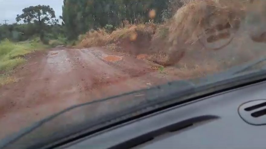 Alunos estão sem aulas há quatro dias em razão de estrada intransitável na Região da Ponte Molhada, afirmam moradores