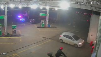 Câmera flagra momento em que condutor abandona veículo em movimento para tentar fugir da PRF