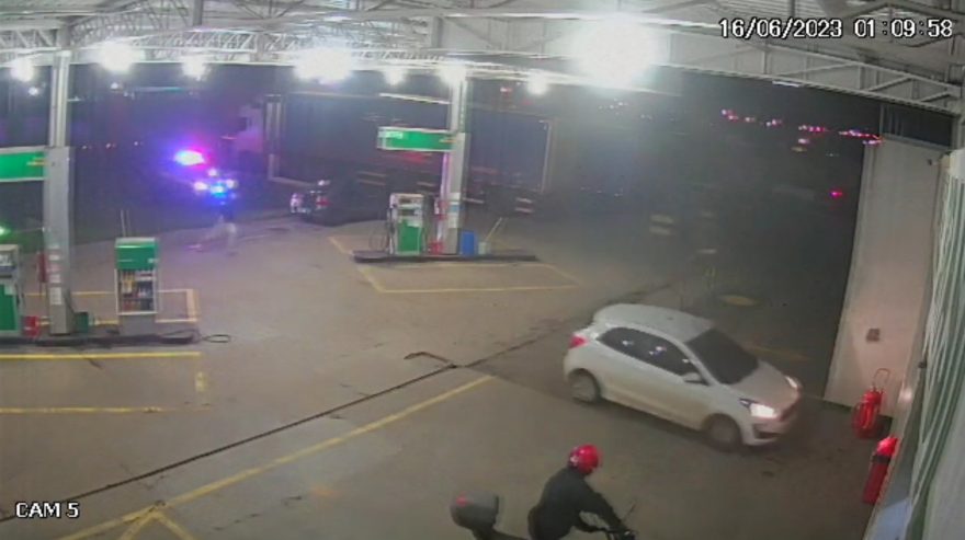 Câmera flagra momento em que condutor abandona veículo em movimento para tentar fugir da PRF