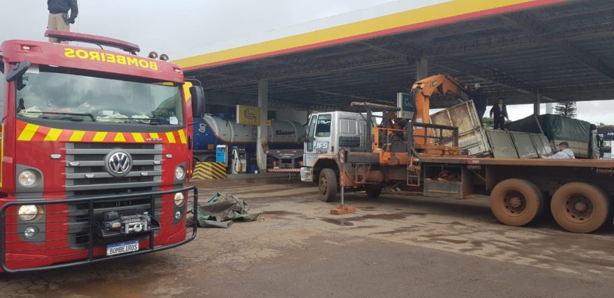 Deu ruim! Motorista erra direção e caminhão cai em fosse de troca de óleo em posto de combustíveis