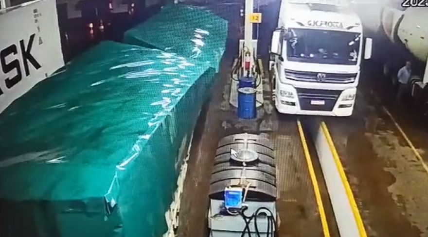 Veja momento em que caminhão cai em fosso de troca de óleo em posto de combustíveis na BR-277