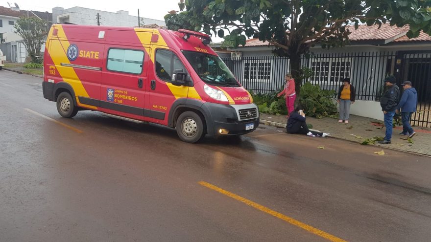 Mulher cai de escada enquanto realizava corte de folhas de árvore