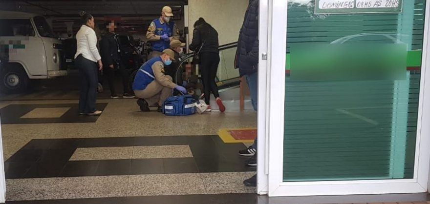 Mulher fica ferida ao cair de escada rolante em supermercado no Parque Verde