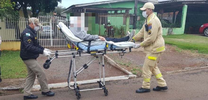 Idoso se desequilibra com o andador e sofre corte no crânio