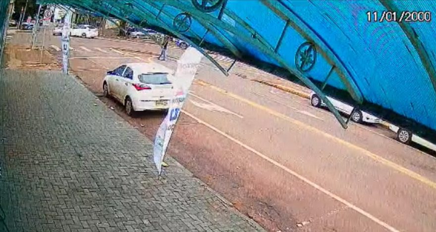 Câmera flagra acidente entre HB20 e Ka na Rua Erechim